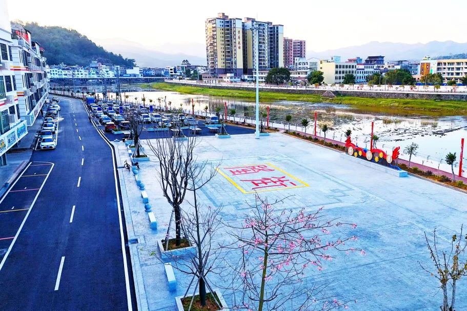 連平縣隆街鎮典型鎮建設項目順利通過竣工驗收.jpg
