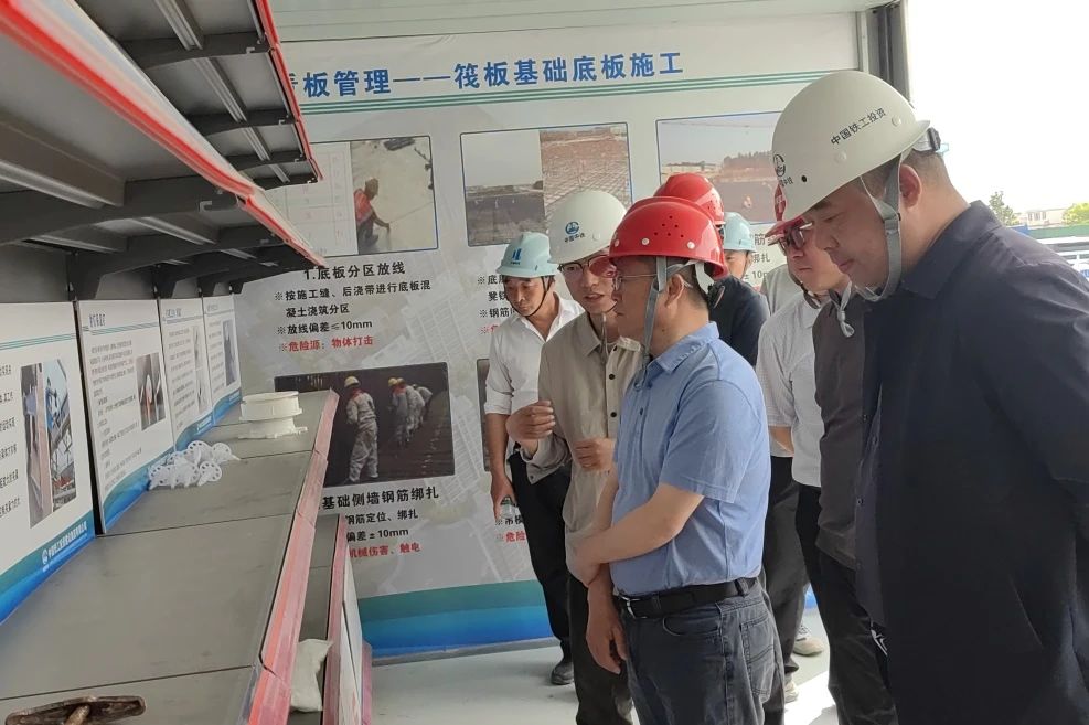 南京市六合區(qū)人大常委會副主任、龍袍新城常務(wù)副指揮長薛其松到南京龍袍項(xiàng)目檢查指導(dǎo)工作